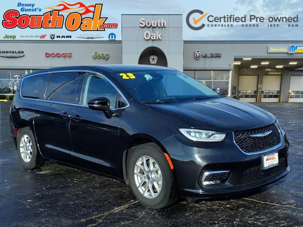 2023 Chrysler Pacifica Touring L's photo