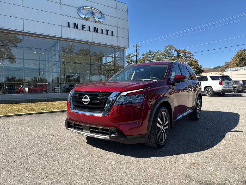 2024 Nissan Pathfinder Platinum's photo