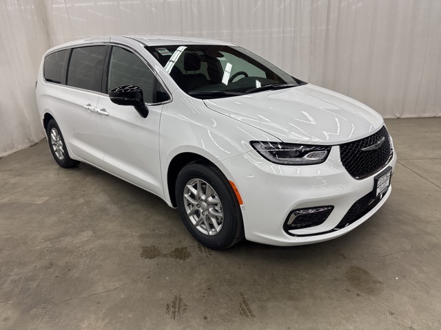 2026 Chrysler Pacifica Select's photo