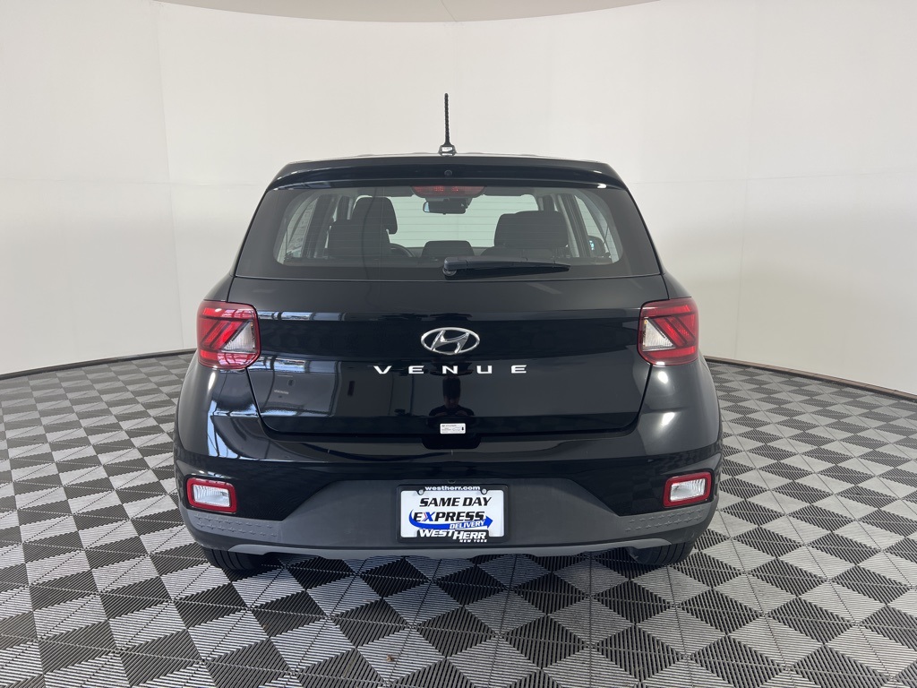2025 Hyundai Venue SE photo 3