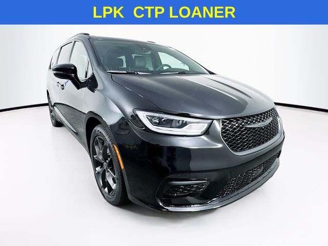 2026 Chrysler Pacifica Limited's photo