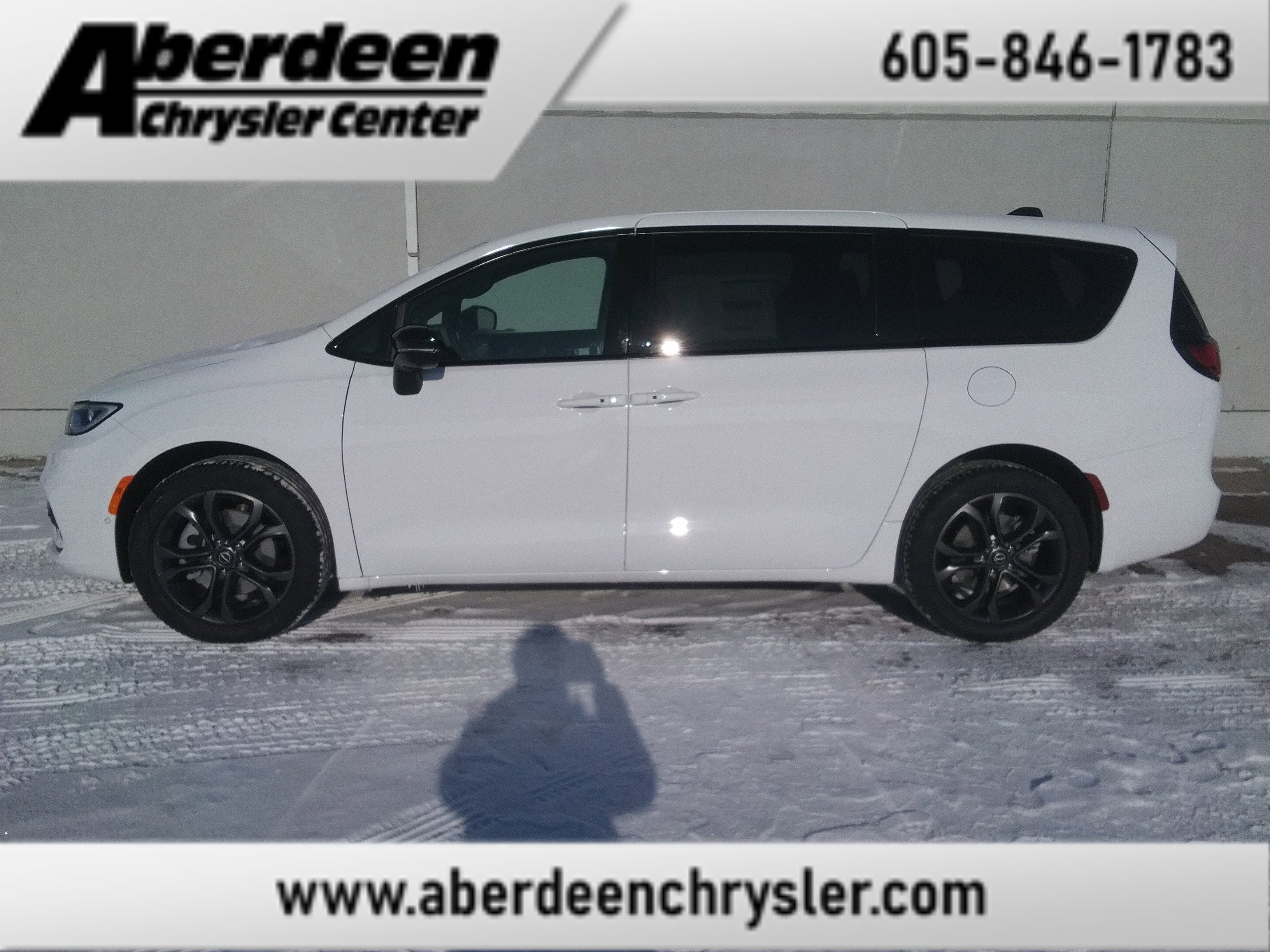 2026 Chrysler Pacifica Select's photo