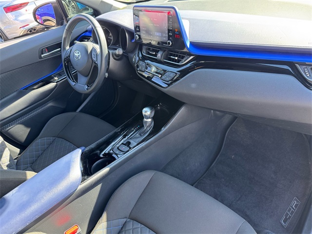 2020 Toyota C-HR XLE photo 13