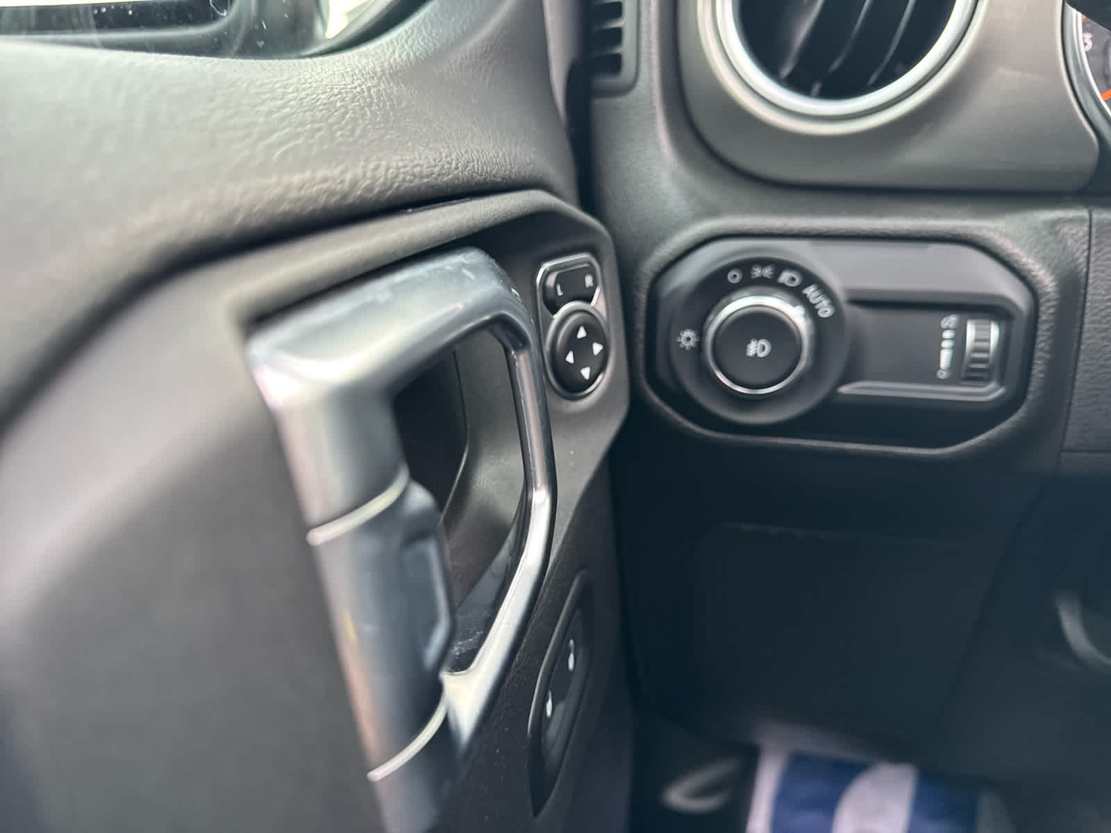 2023 Jeep Wrangler Sahara photo 31