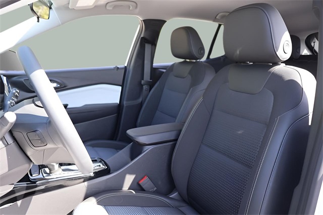 2024 Chevrolet Trax LT photo 2