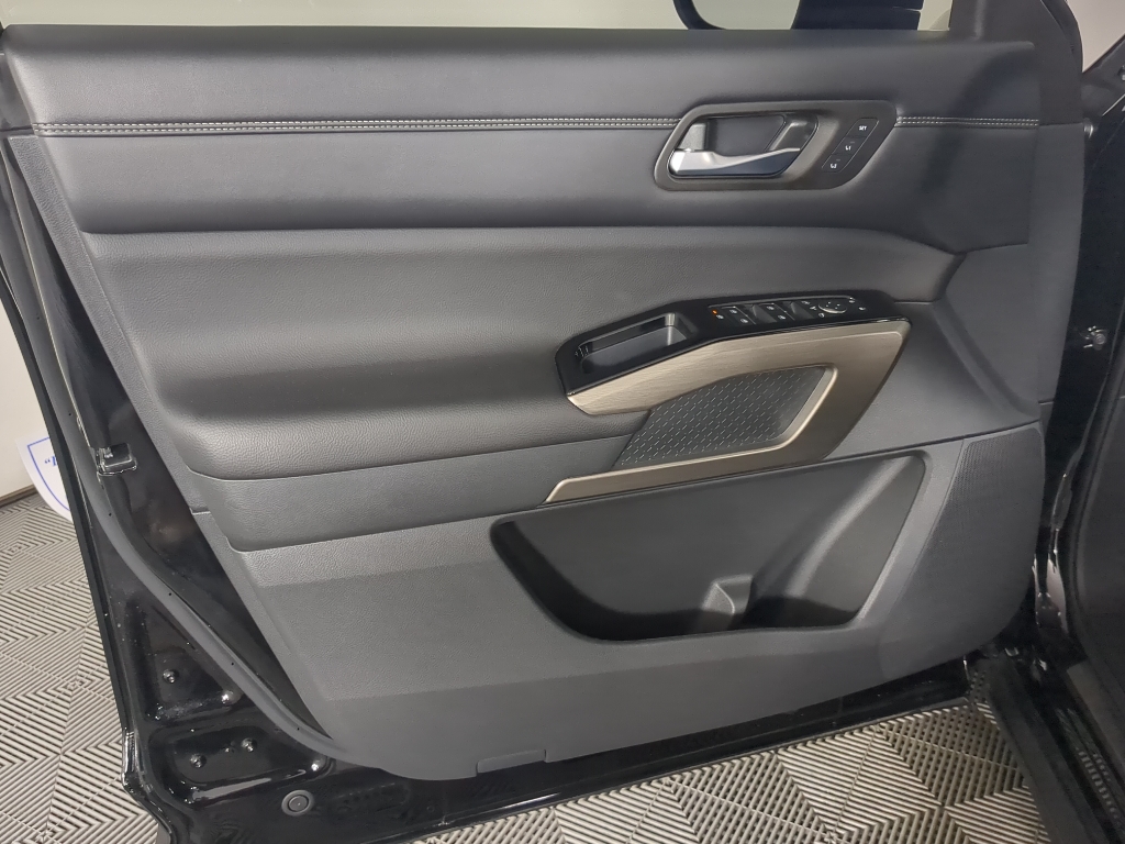 2024 Nissan Pathfinder Platinum photo 11