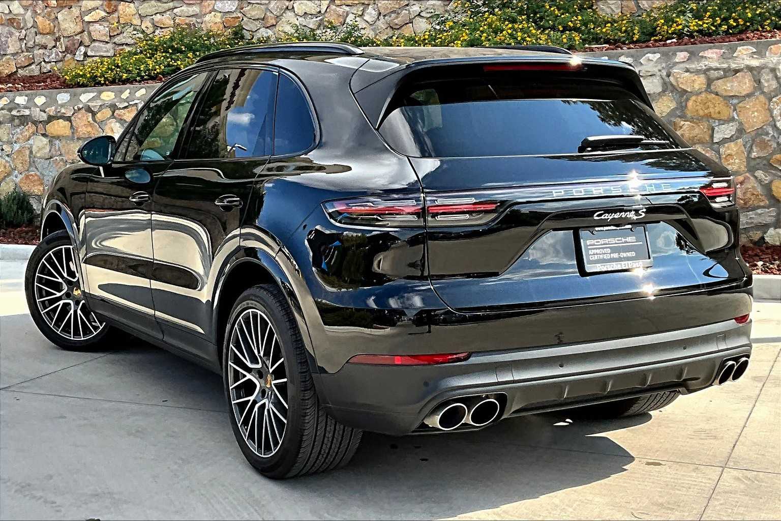 2023 Porsche Cayenne S photo 3