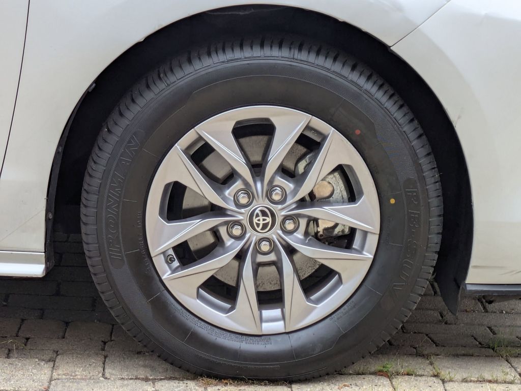 2022 Toyota Sienna XLE photo 9