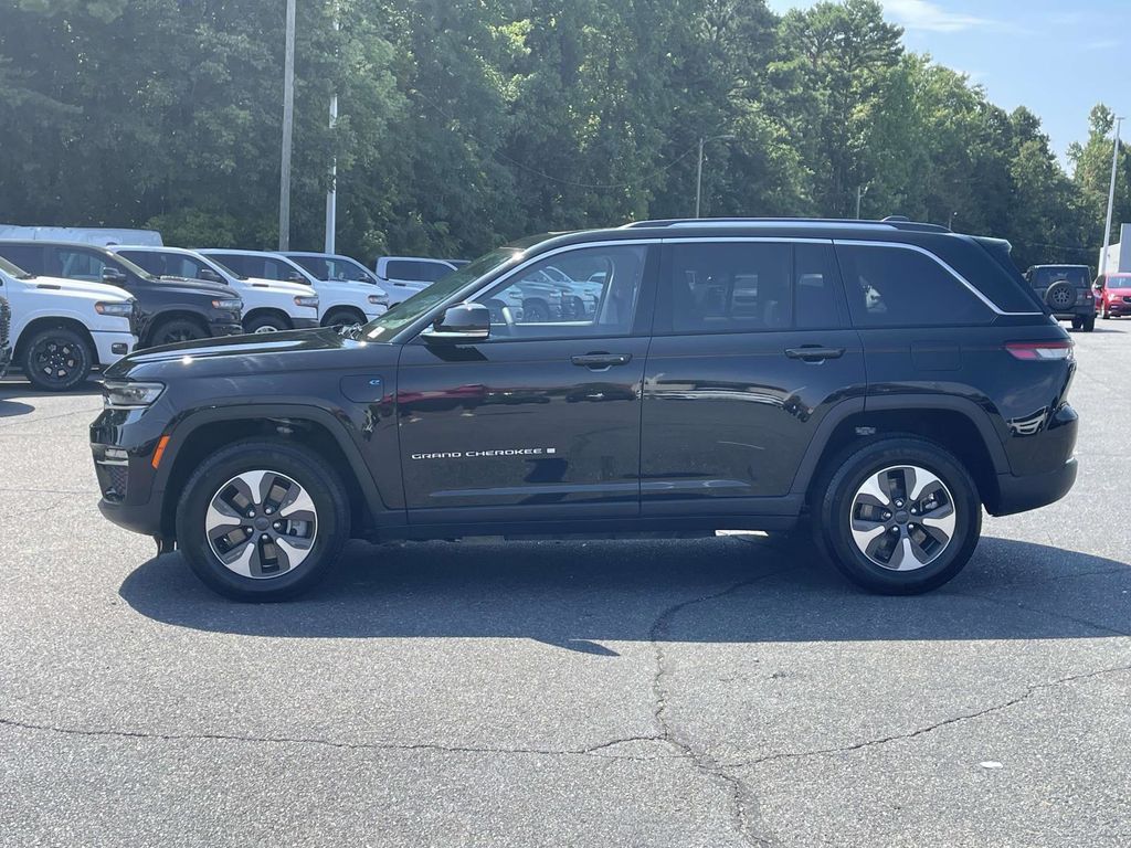 2023 Jeep Cherokee Base photo 4