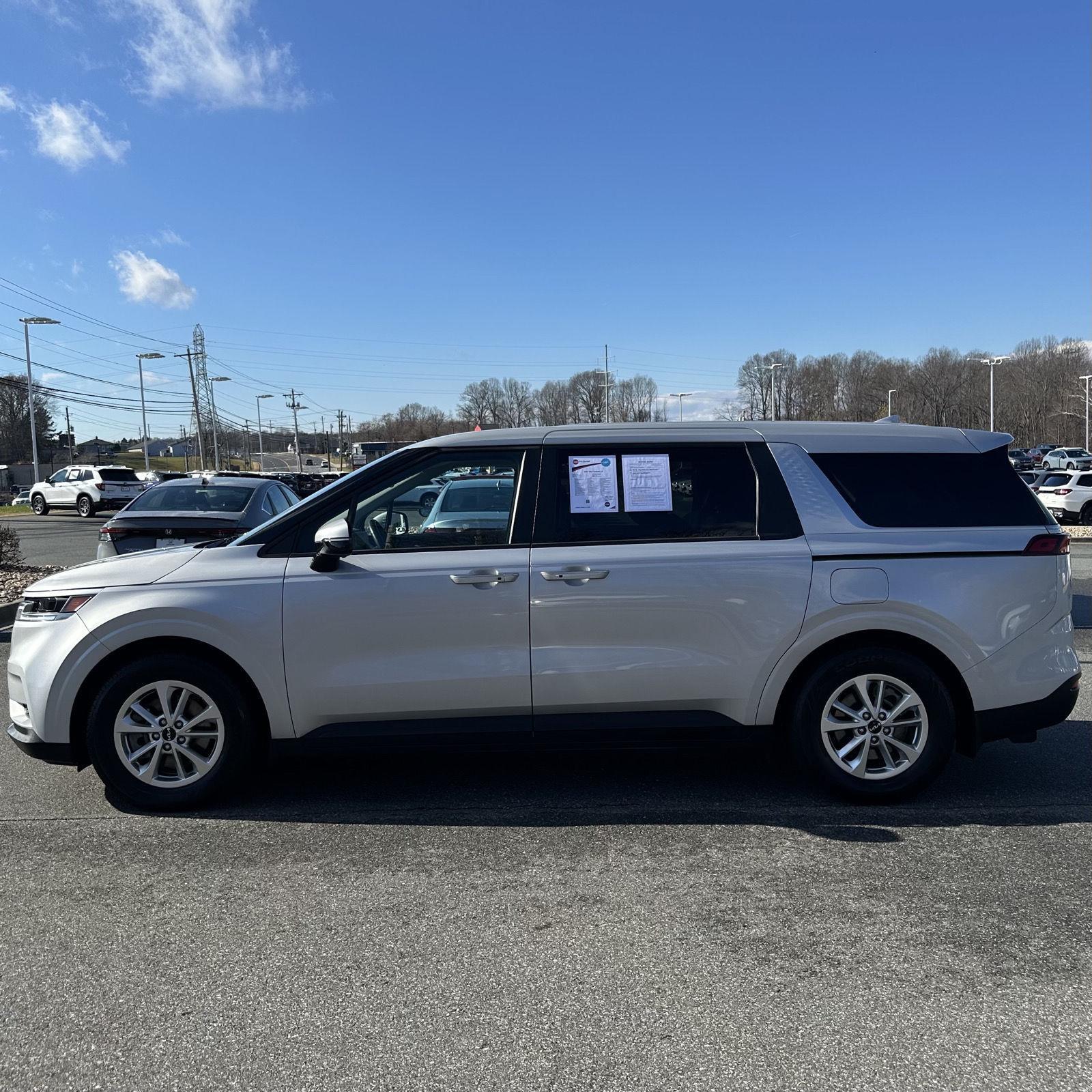 2023 Kia Carnival LX photo 2