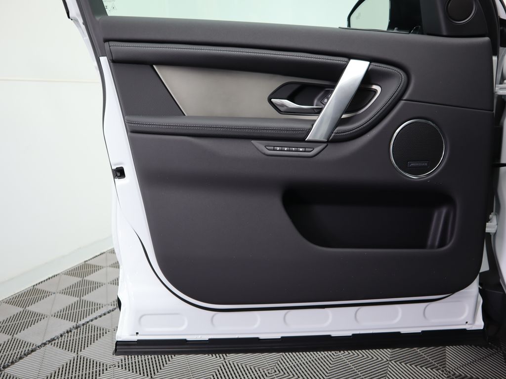 2025 Land Rover Discovery Sport SE photo 23