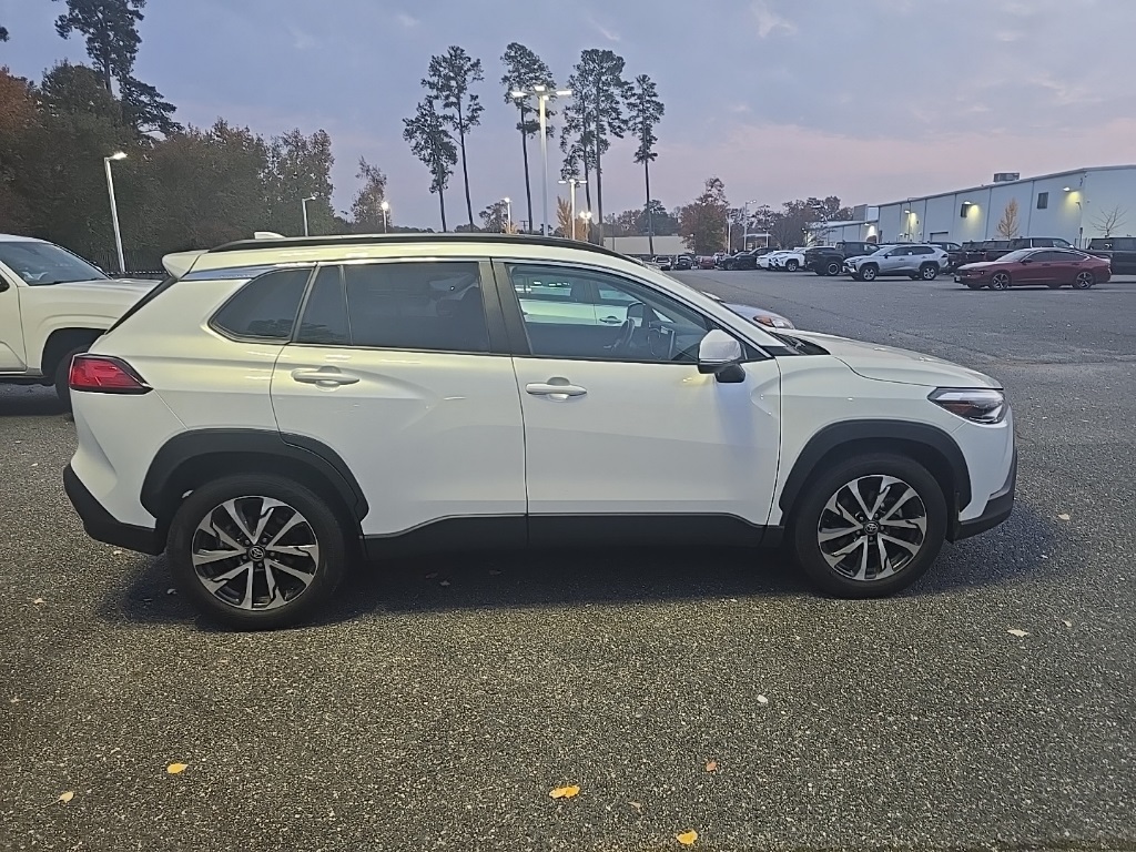 2023 Toyota Corolla Cross XLE photo 4