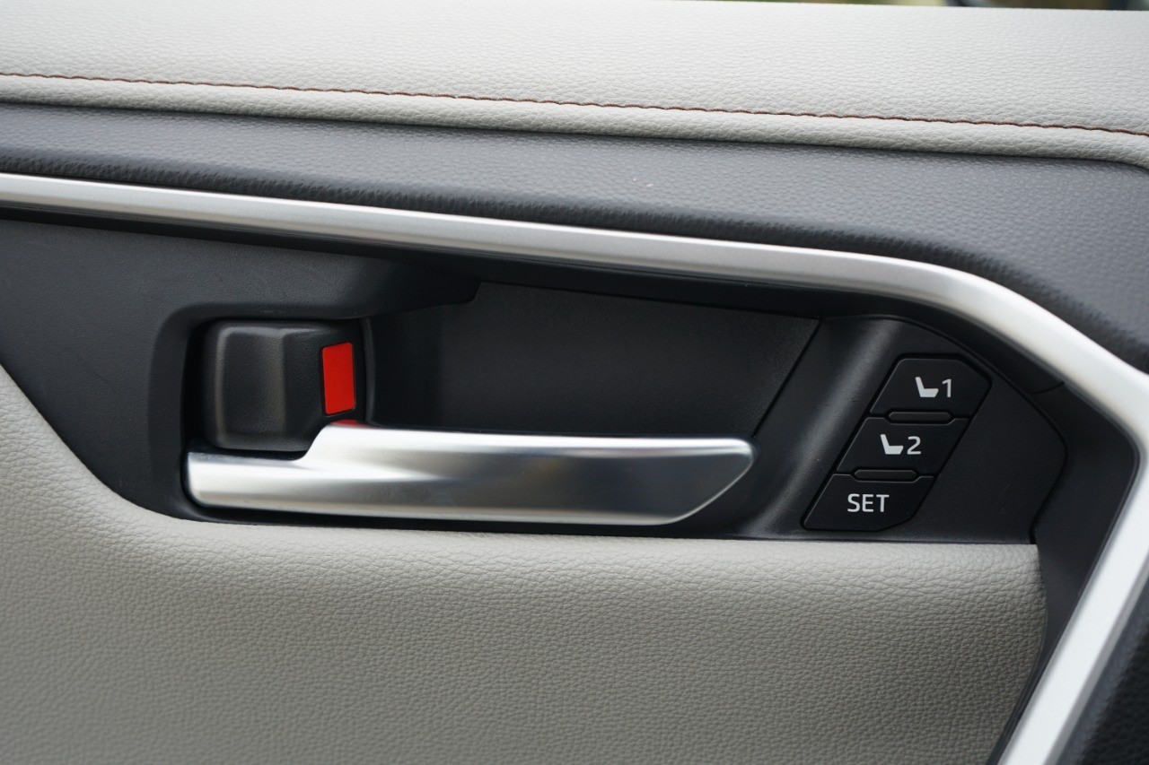 2021 Toyota RAV4 Limited photo 17
