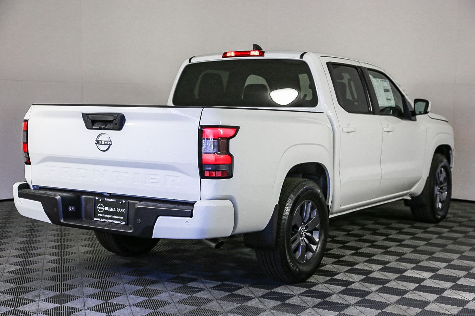 2025 Nissan Frontier Crew Cab SV photo 8