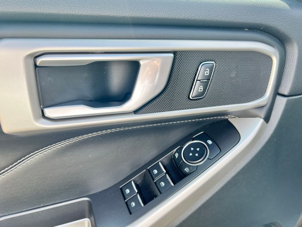 2023 Ford Explorer XLT photo 11