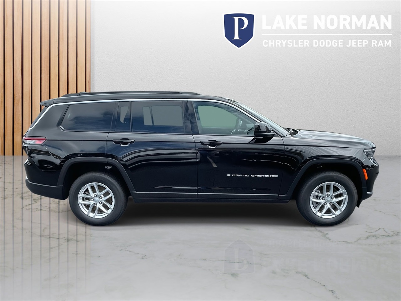 2025 Jeep Grand Cherokee Laredo photo 9