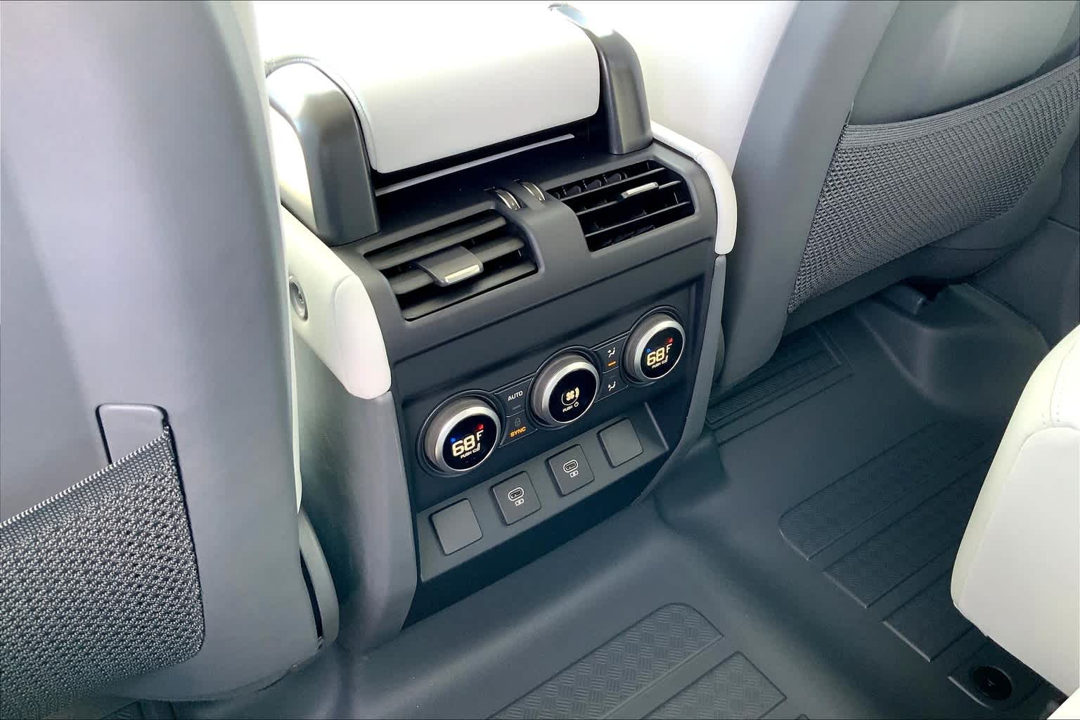 2025 Land Rover Defender 130 X-Dynamic SE photo 17