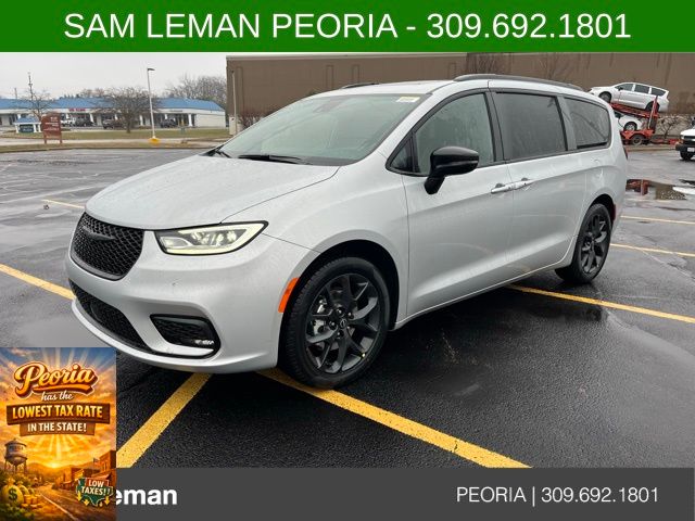 2026 Chrysler Pacifica Limited's photo