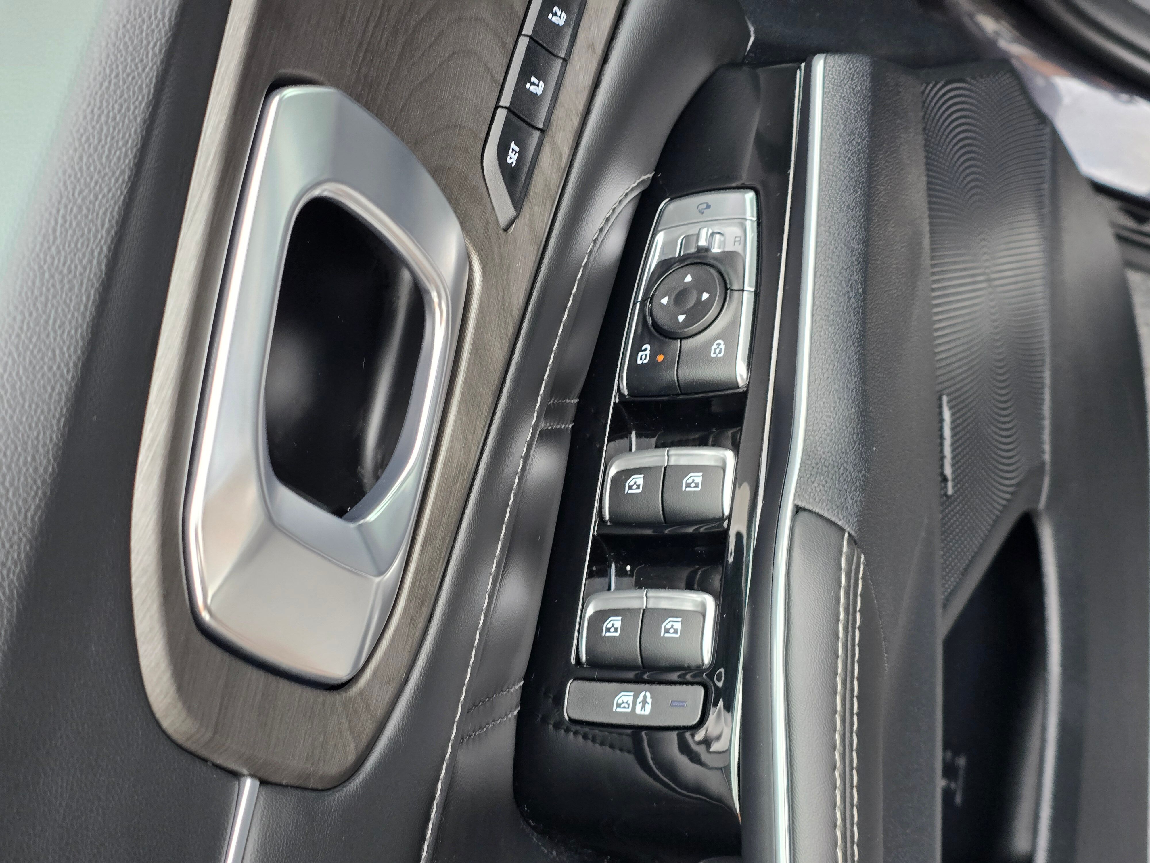 2025 Kia Sorento X-Line SX Prestige photo 4