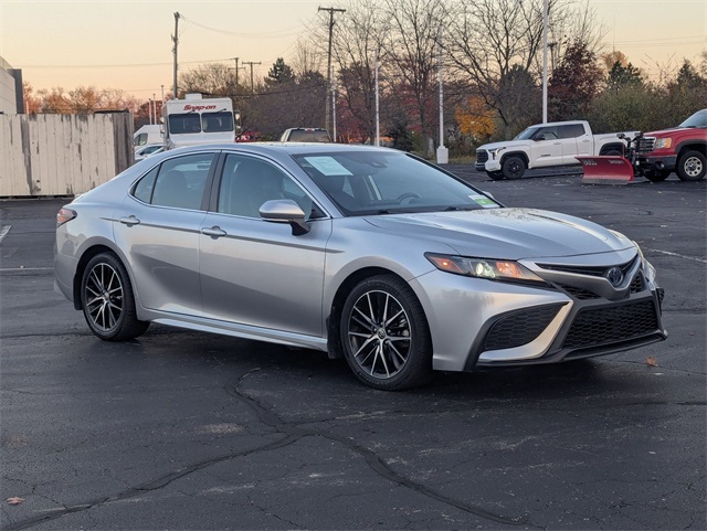 2022 Toyota Camry Hybrid SE photo 4