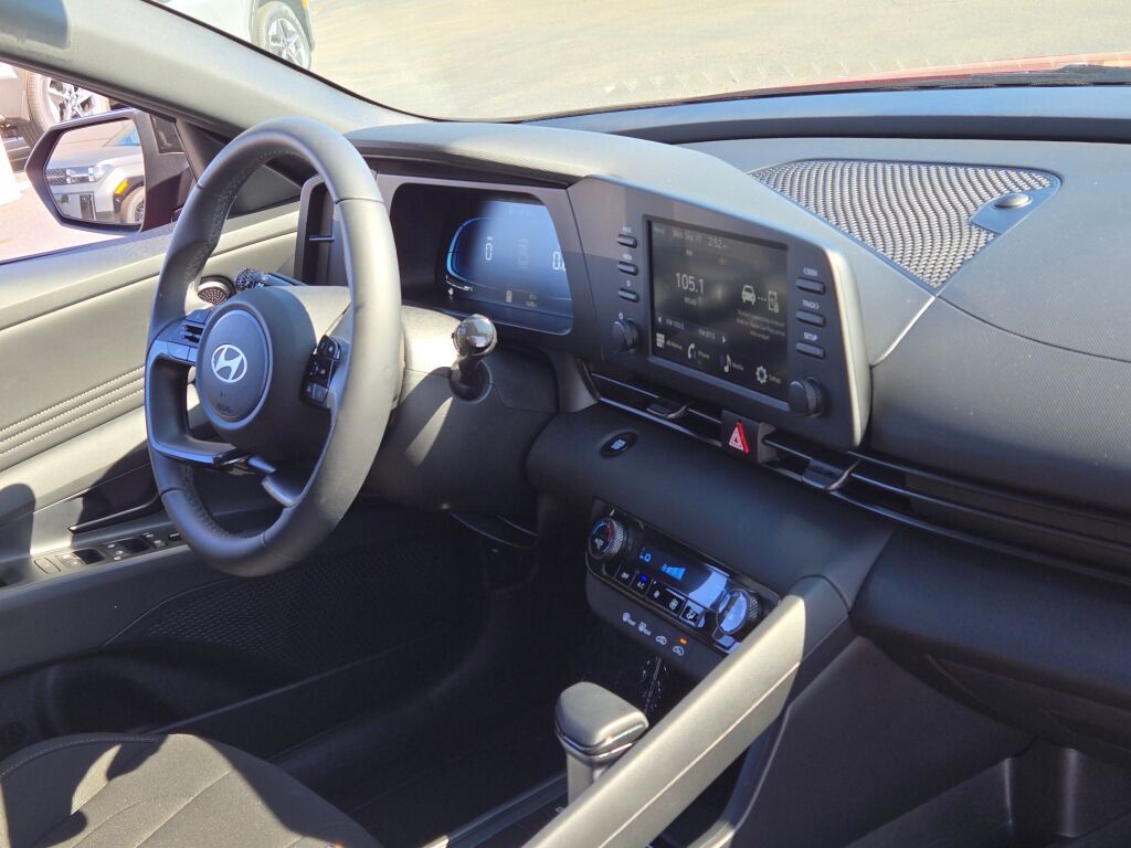 2025 Hyundai Elantra SEL Sport photo 5