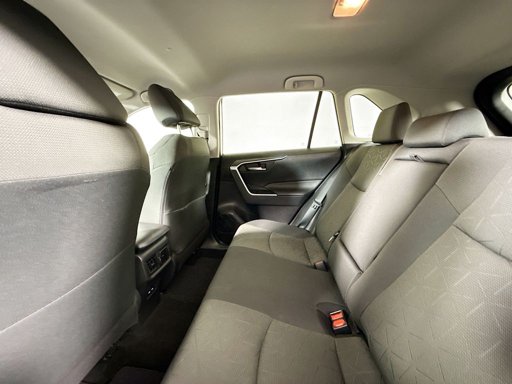 2021 Toyota RAV4 Hybrid XLE photo 22
