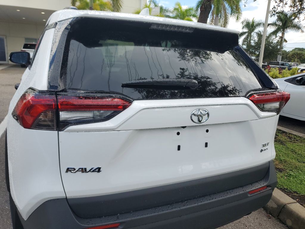 2025 Toyota RAV4 Hybrid XLE photo 13
