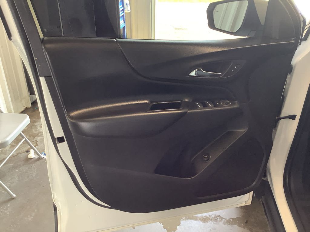 2020 Chevrolet Equinox LT photo 24