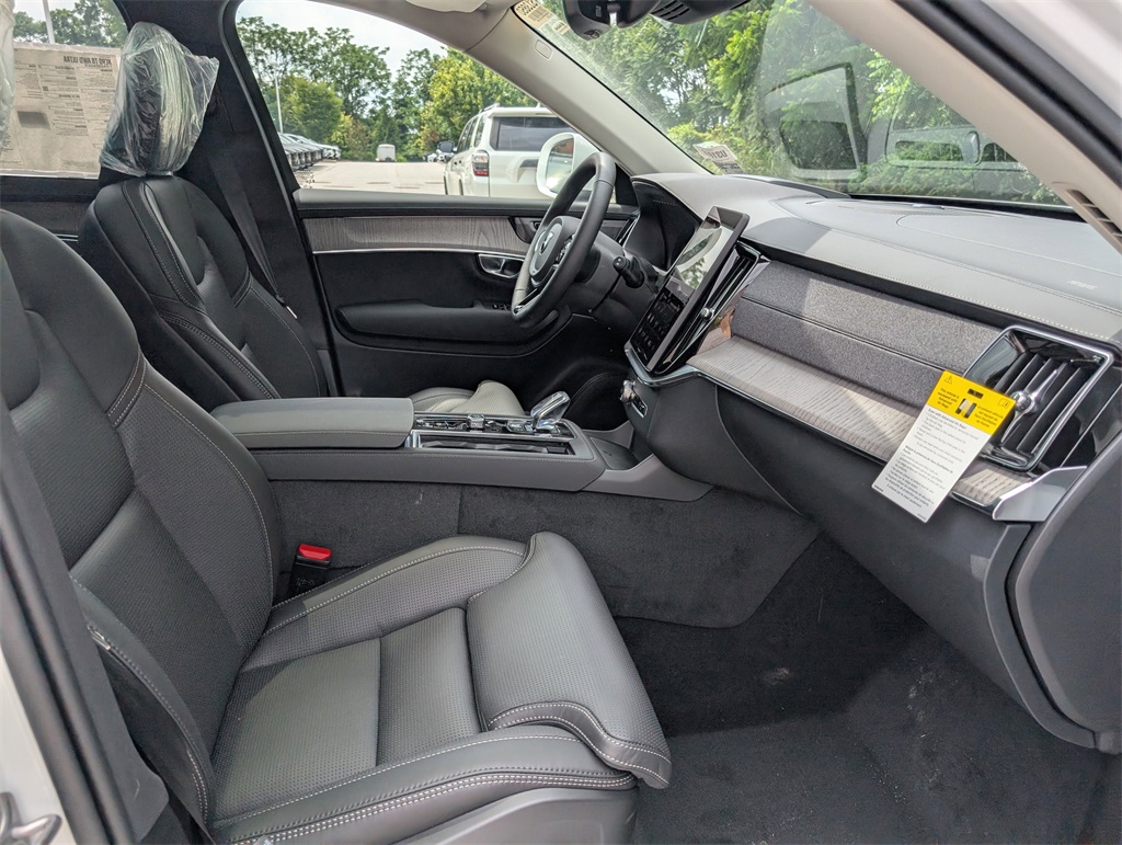 2025 Volvo XC90 T8 photo 4