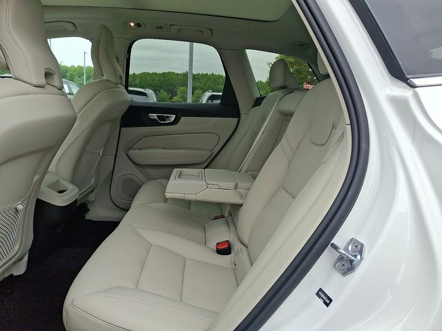 2021 Volvo XC60 T5 Momentum photo 11
