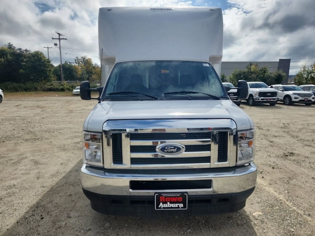 2024 Ford E-450 photo 2