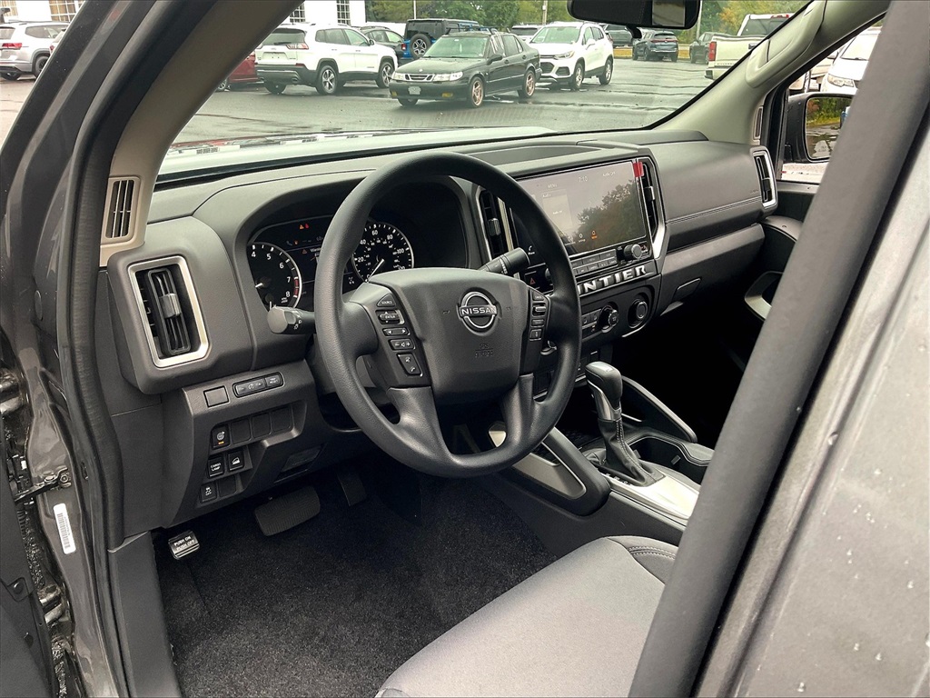 2025 Nissan Frontier SV photo 8