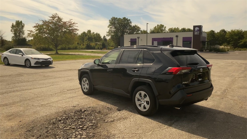 2019 Toyota RAV4 LE photo 4