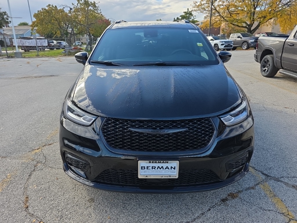 2026 Chrysler Pacifica photo 2