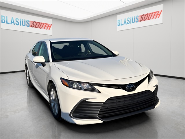 2024 Toyota Camry LE's photo