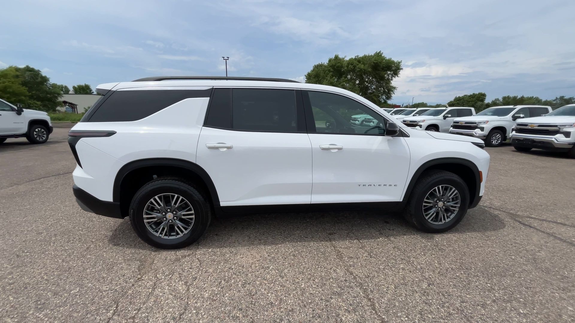 2025 Chevrolet Traverse photo 32