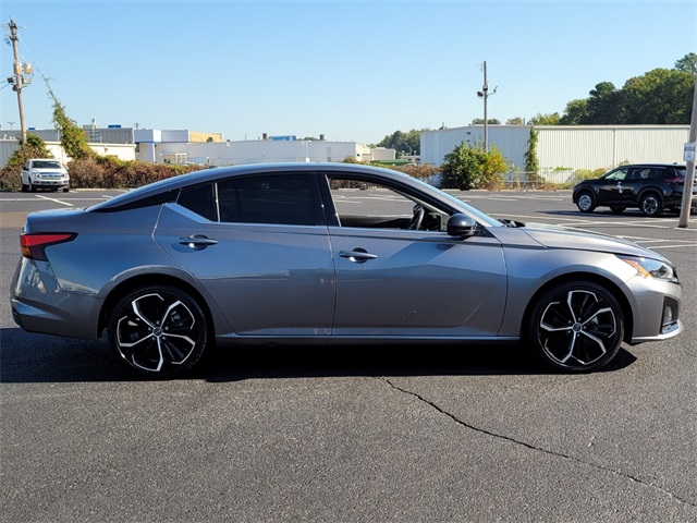 2024 Nissan Altima 2.5 SR photo 2