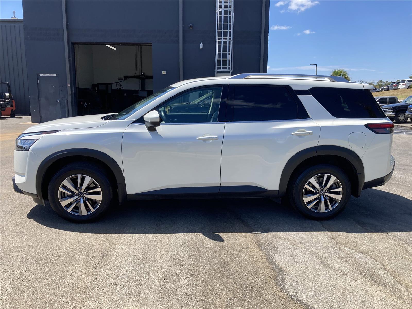 2023 Nissan Pathfinder SL photo 6