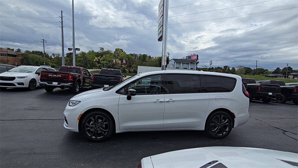 2026 Chrysler Pacifica photo 4