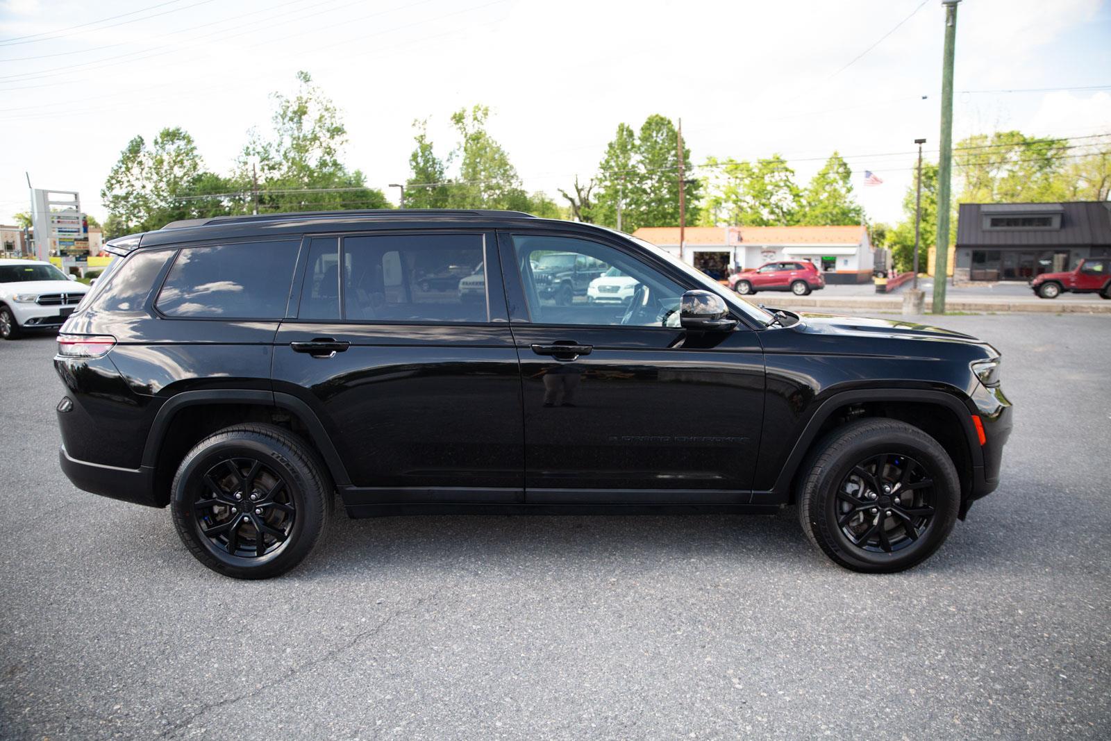 2024 Jeep Grand Cherokee Altitude photo 2