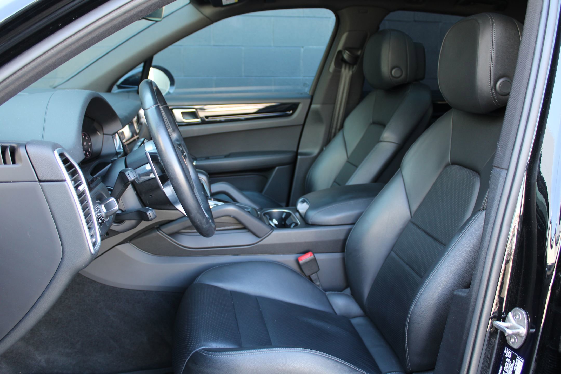 2021 Porsche Cayenne photo 2