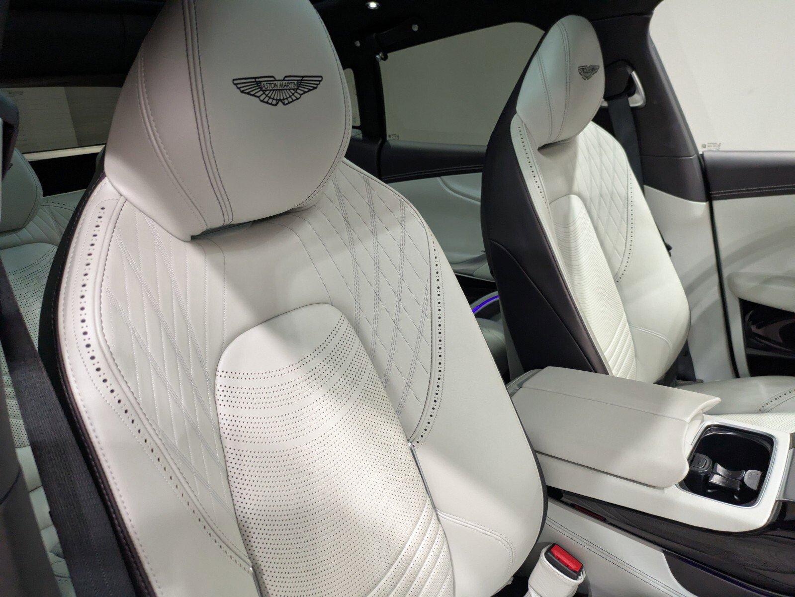 2024 Aston Martin DBX photo 24