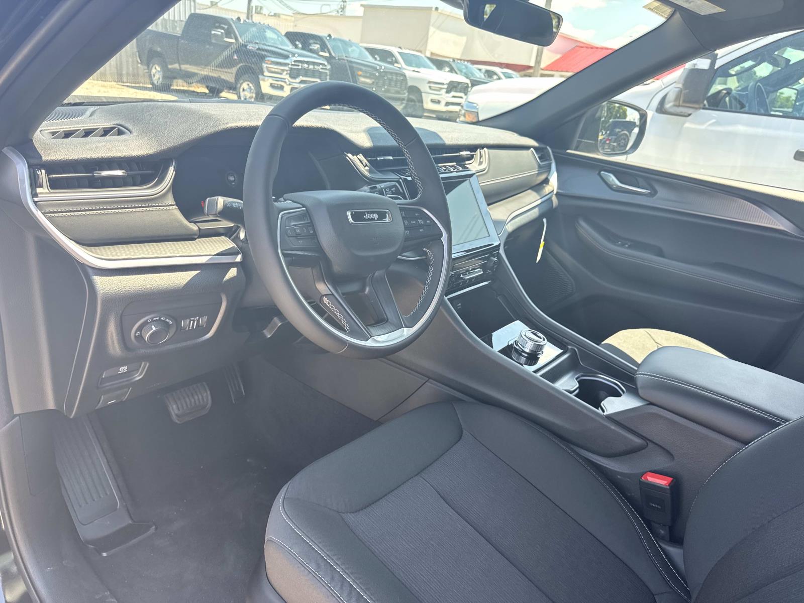 2025 Jeep Grand Cherokee Laredo X photo 7