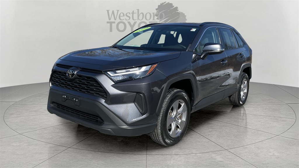 2022 Toyota RAV4 XLE photo 2
