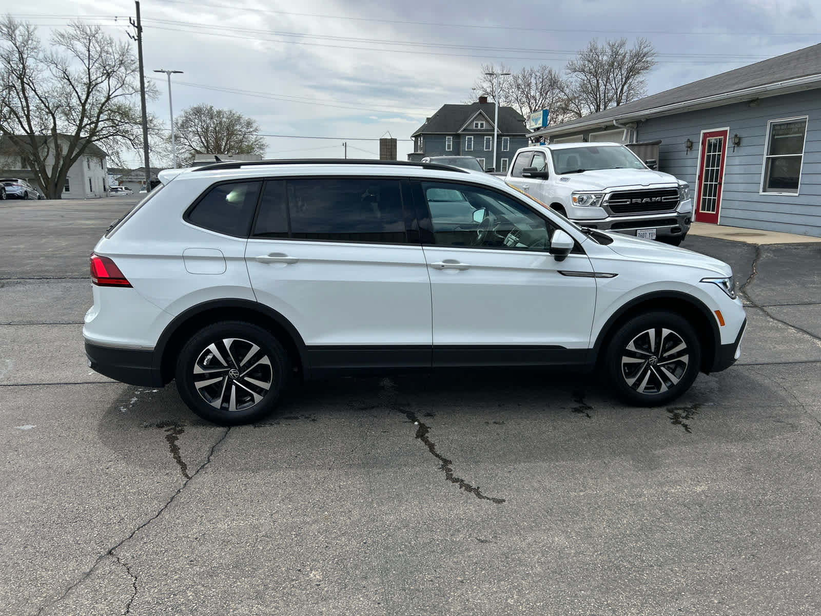 2024 Volkswagen Tiguan S photo 2