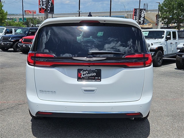 2025 Chrysler Pacifica photo 10