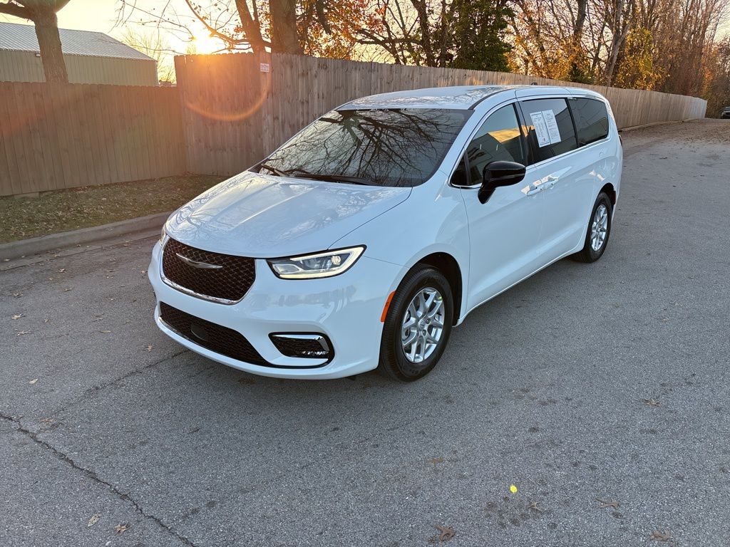 2023 Chrysler Pacifica Touring's photo