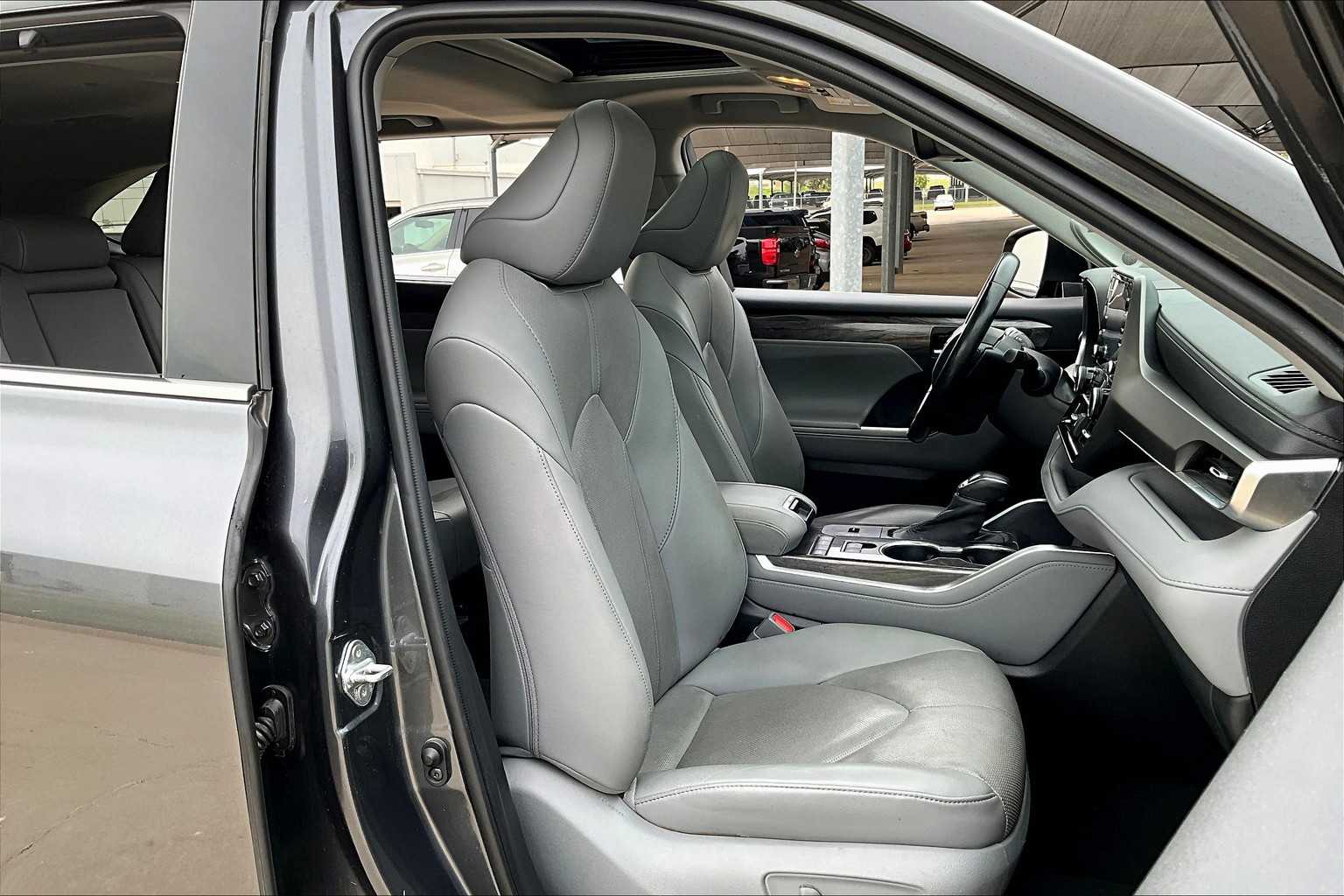 2020 Toyota Highlander Limited photo 8