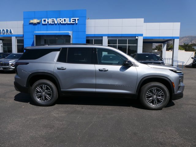 2026 Chevrolet Traverse photo 2