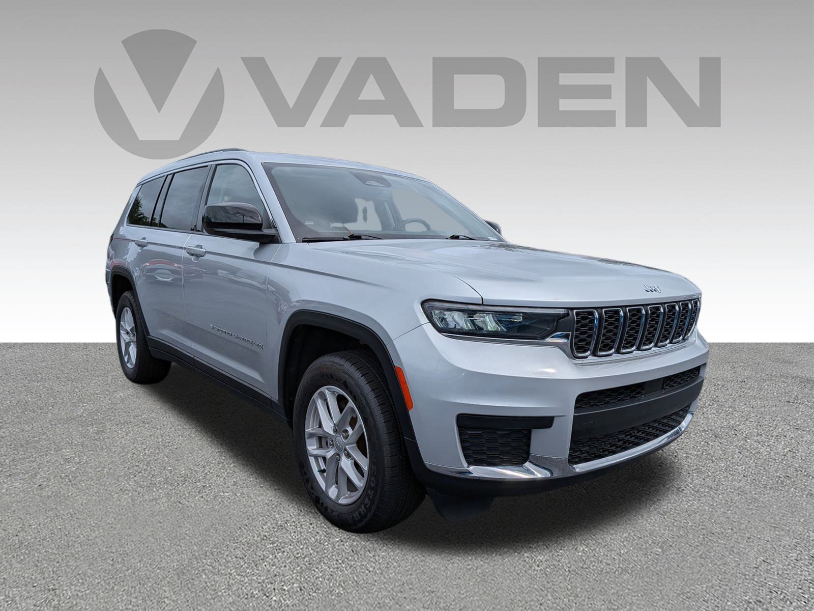 2023 Jeep Grand Cherokee Laredo photo 2
